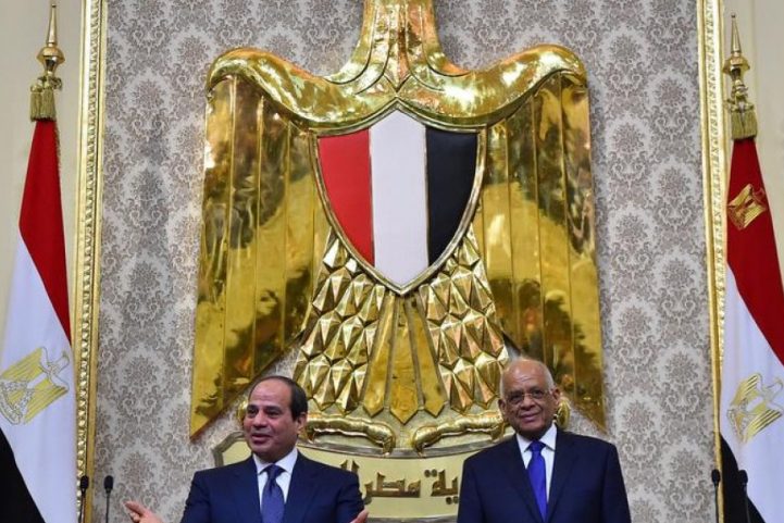 الرئيس المصري عبد الفتاح السيسي أثناء حلف اليمين لولاية رئاسية ثانية مع رئيس البرلمان علي عبد العال في 2 يونيو/حزيران 2018 في القاهرة رويترز