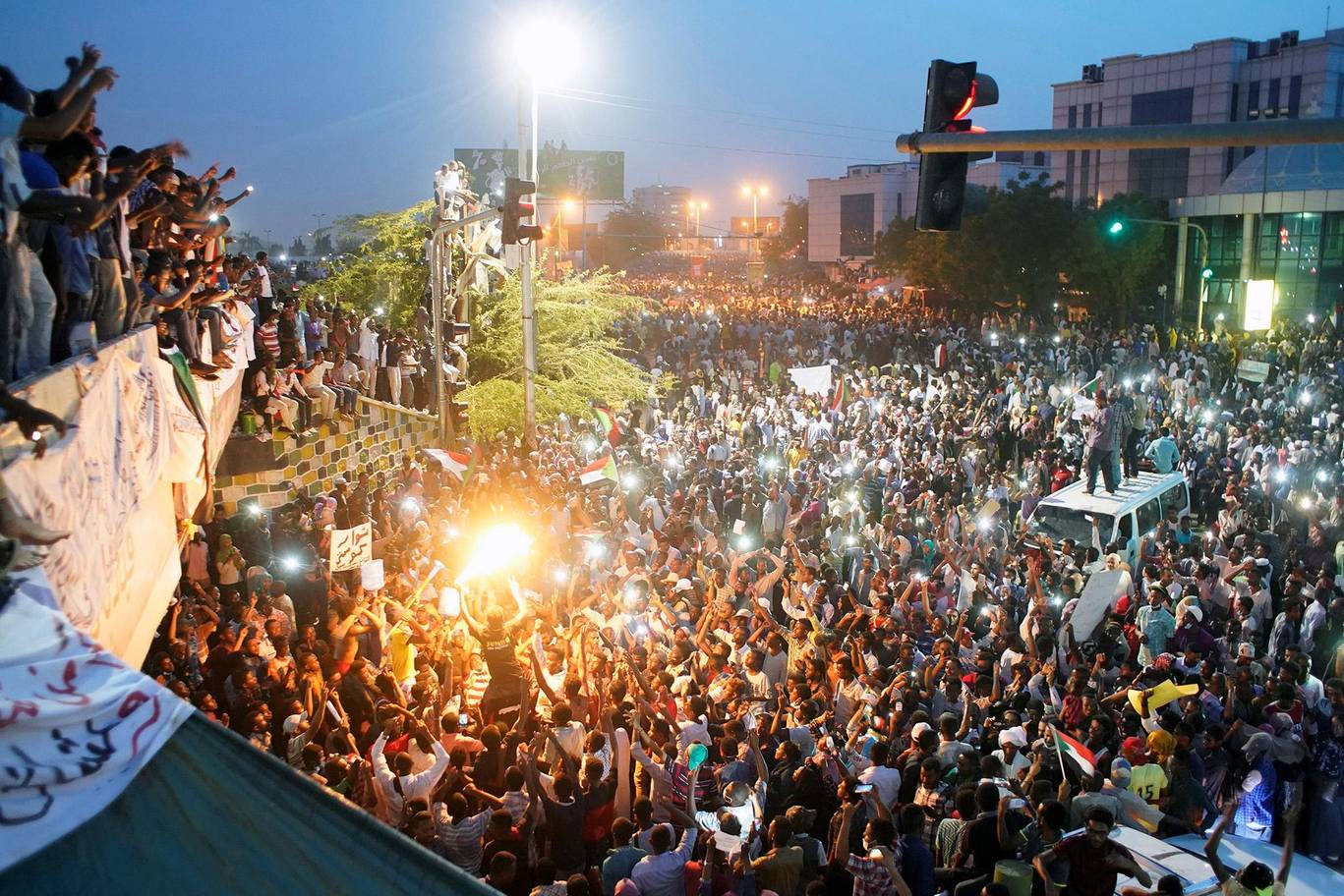 رحل البشير، لكن لحظات الودّ بين المحتجين والعسكر لن تدوم طويلاً، فالسيناريو المصري يلاحقهم