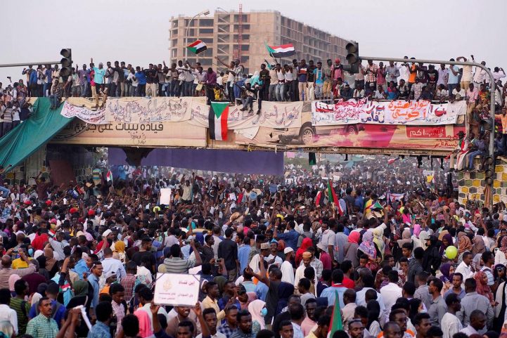 محتجون سودانيون أمام مقر القيادة العامة للجيش، إبريل 2019/ رويترز