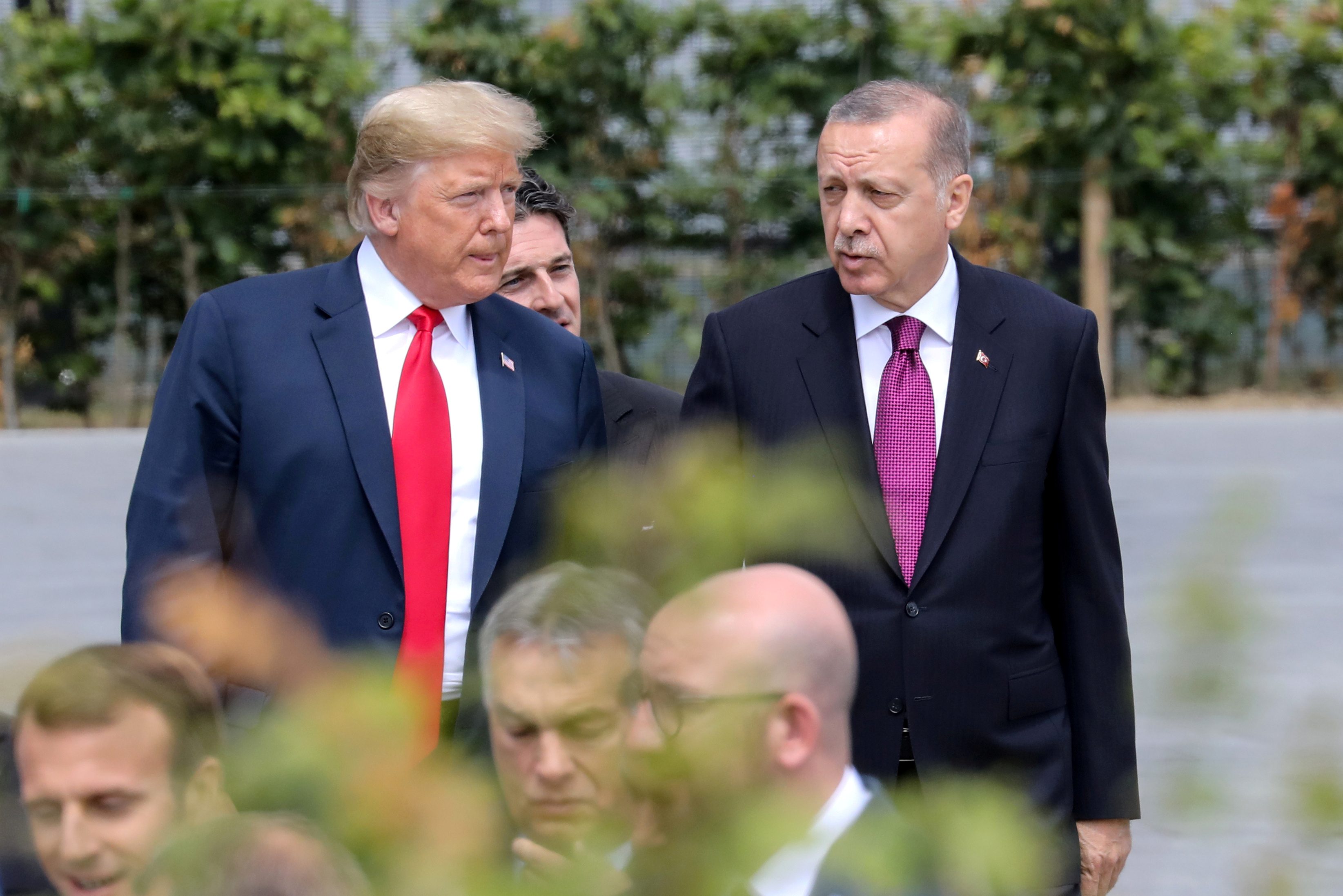 الرئيس الأمريكي دونالد ترامب يتحدث مع الرئيس التركي رجب طيب أردوغان قبل حفل افتتاح قمة حلف شمال الأطلسي (الناتو) ، في مقر الناتو في بروكسل ، بلجيكا ، 11 يوليو ، 2018.