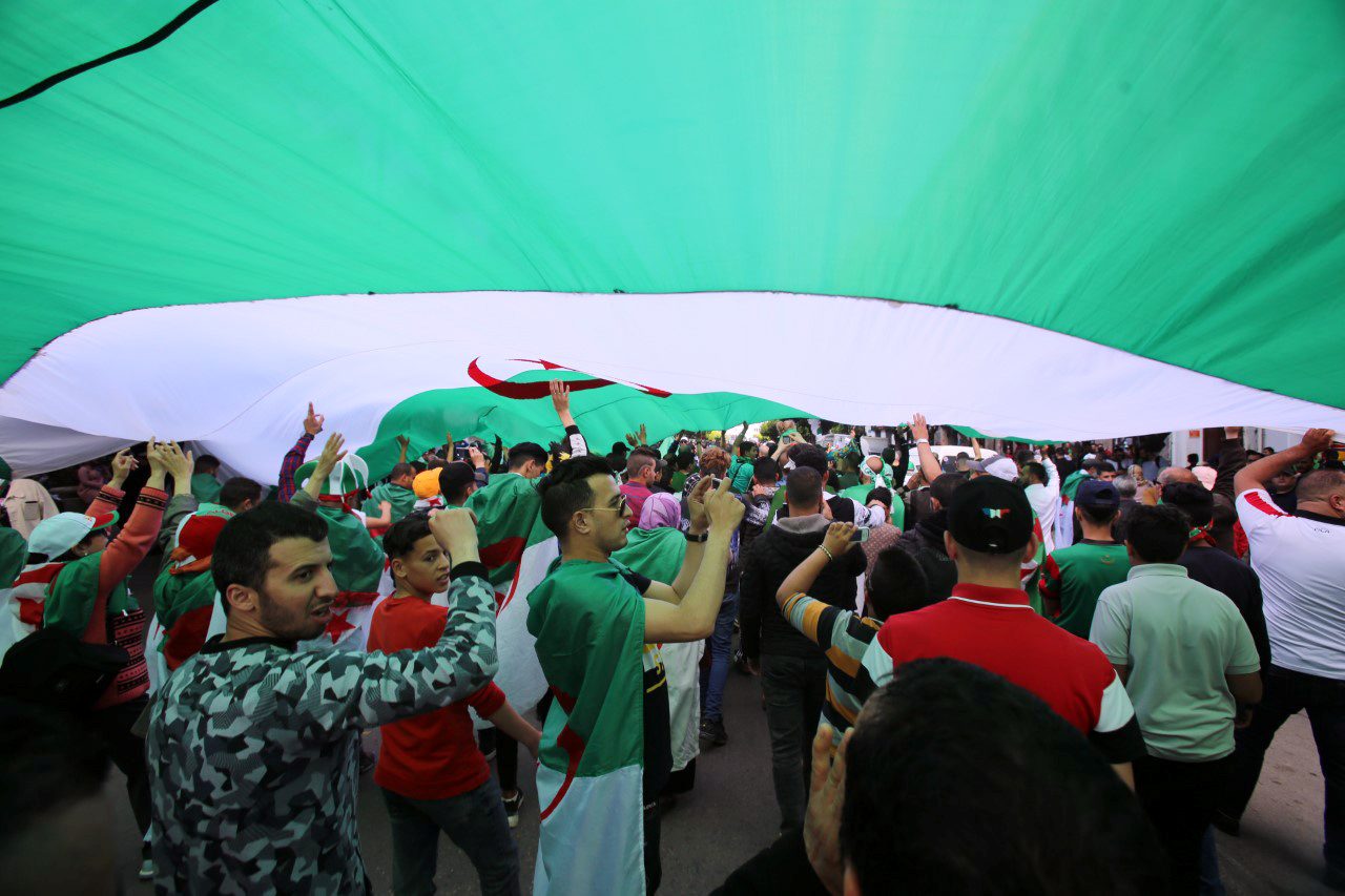 أكبر إفطار جماعي غير مسبوق في الجزائر.. العاصمة الثانية للحراك تكمل تظاهراتها بأجواء رمضانية