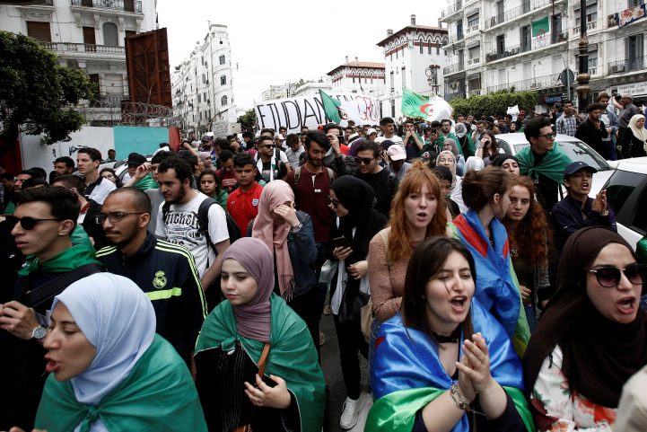 الجزائريون يطالبون برحيل جميع رموز النظام السابق/ رويترز