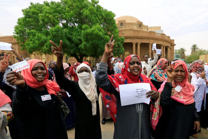 مخاوف من فض المجلس العسكري لاعتصام القيادة في الخرطوم/ رويترز