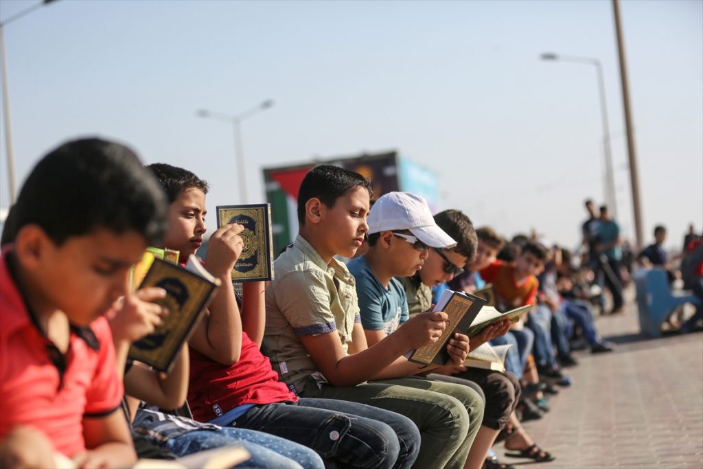 صورة سابقة لأطفال من غزة يقرأون القرآن في نهار رمضان في أحد الأعوام السابقة/ منصات التواصل