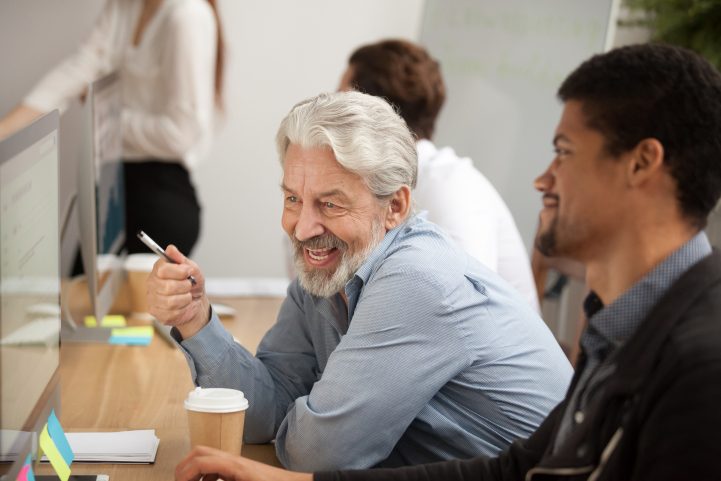 iStock\ امتلاكك لحس الدعابة سيساعد على تخفيف ضغط العمل على أعضاء فريقك