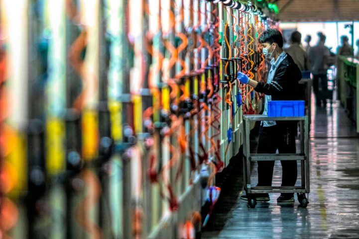 مصنع تكنولوجيا في مقاطعة Guangdong الصينية. تنتج الشركة أغلفة للهواتف والأجهزة اللوحية وأجهزة الكمبيوتر المحمول لأبل وسامسونغ وهواوي/ EPA
