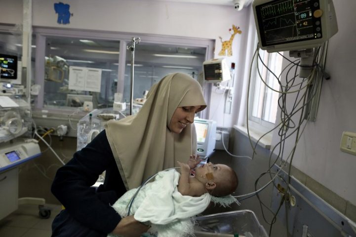 فلسطينية تلتقي بطفلتها لأول مرة بعد 7 أشهر بمستشفى المقاصد بالقدس المحتلة/ AFP