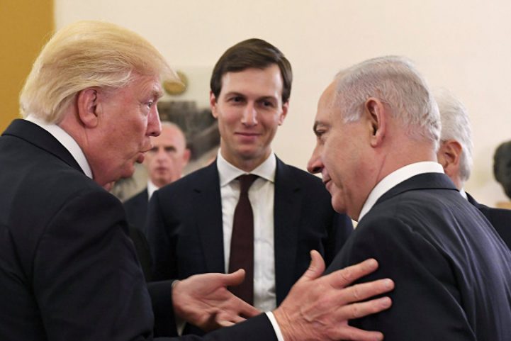 نتنياهو وترامب يتوسطهما كوشنر/ رويترز