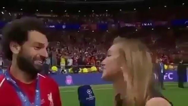 رد فعل عفوي من صلاح على مذيعة ظن أنها ستقبله