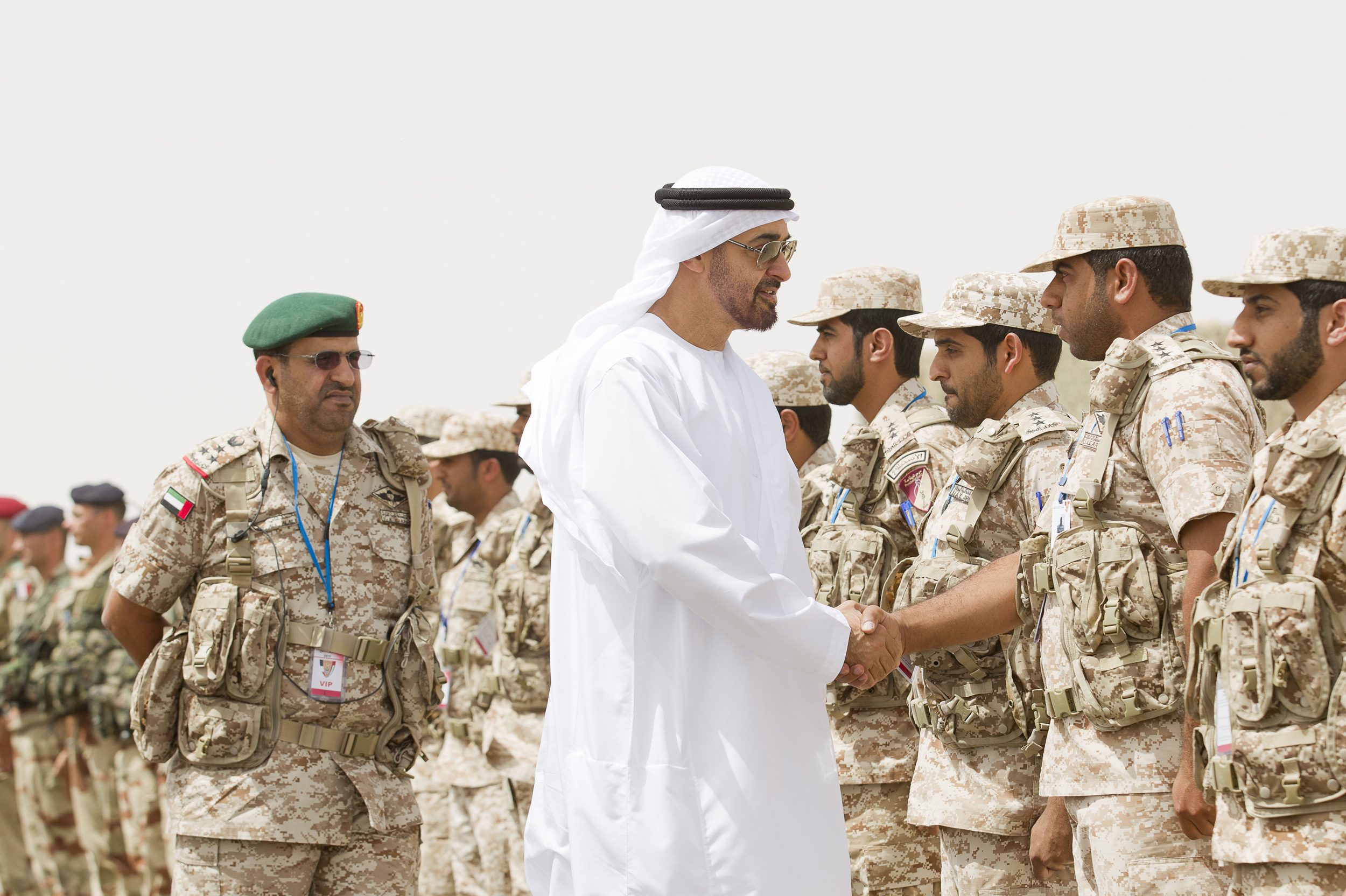 ولي عهد أبو ظبي الشيخ محمد بن زايد آل نهيان يصافح أحد أفراد القوات المسلحة الإماراتية