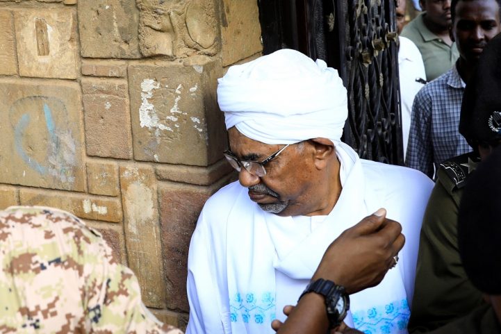 البشير ارتدى الجلباب الأبيض والعمامة خلال نقله للنيابة - رويترز