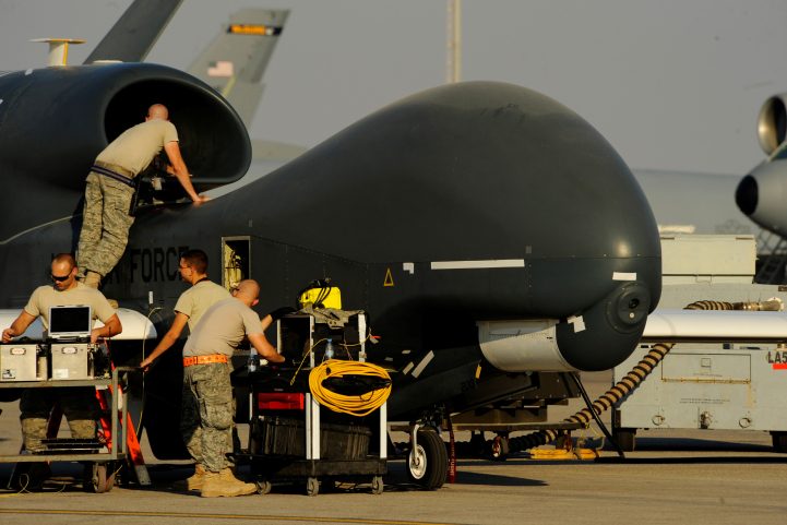 تباع الطائرة الواحدة من الإصدار Global Hawk بأكثر من 200 مليون دولار، بفضل تكلفة أجهزة الاستشعار المزودة بها/ رويترز