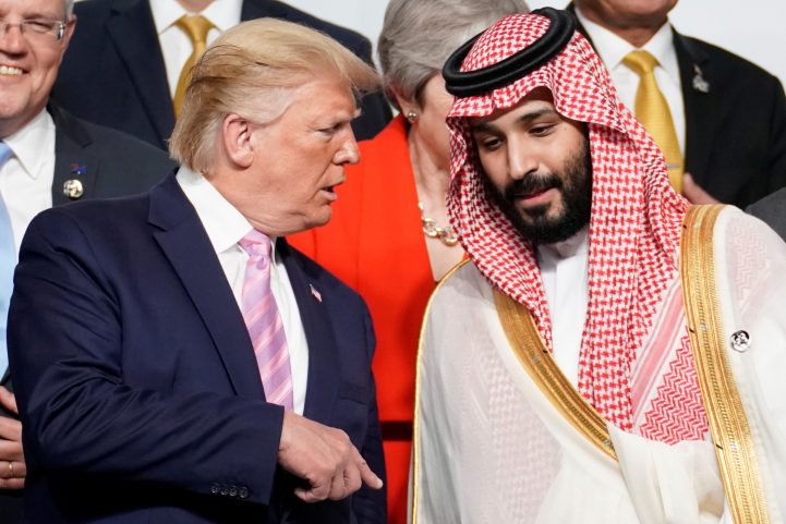 ترامب يحادث محمد بن سلمان خلال التقاط الصورة التذكارية لقمة العشرين/ رويترز