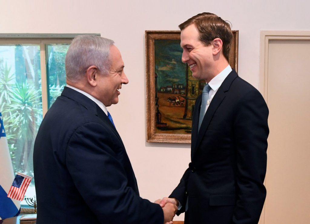إسرائيل «تخدع الرأي العام الدولي» ببناء منازل للفلسطينيين.. نتنياهو يلتقي كوشنر في القدس للترويج لـ«صفقة القرن»