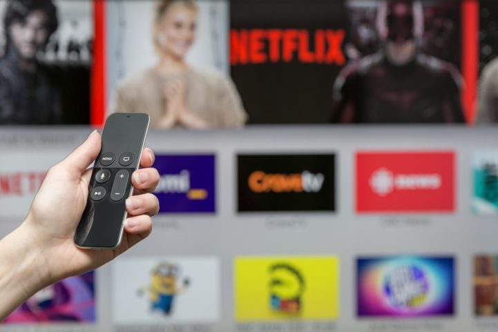 iStock/ لم تعد مشاهدة الأفلام المفضَّلة لنا مقتصرة على اشتراك نتفلكس فقط