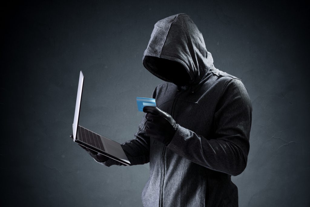 يراهن بعض محتالي العملات المشفرة على جشع الناس، ويعدونهم بعوائد كبيرة.