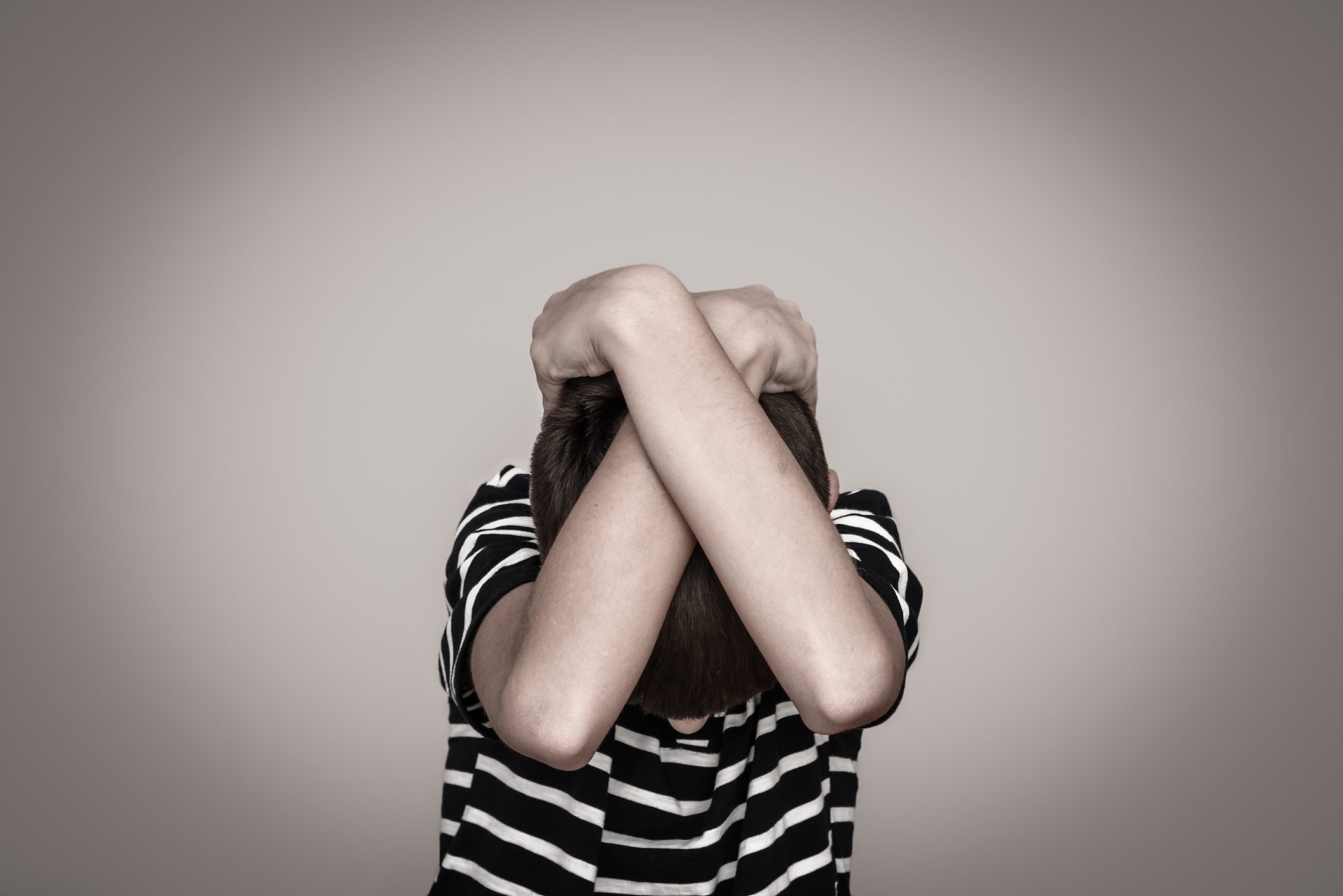 تفاصيل عن فيديو لضرب طفل بـ«حذاء» ووضعه في فمه أثار ضجة بالأردن.. الجاني خال للصبي اليتيم، والمشهد قديم