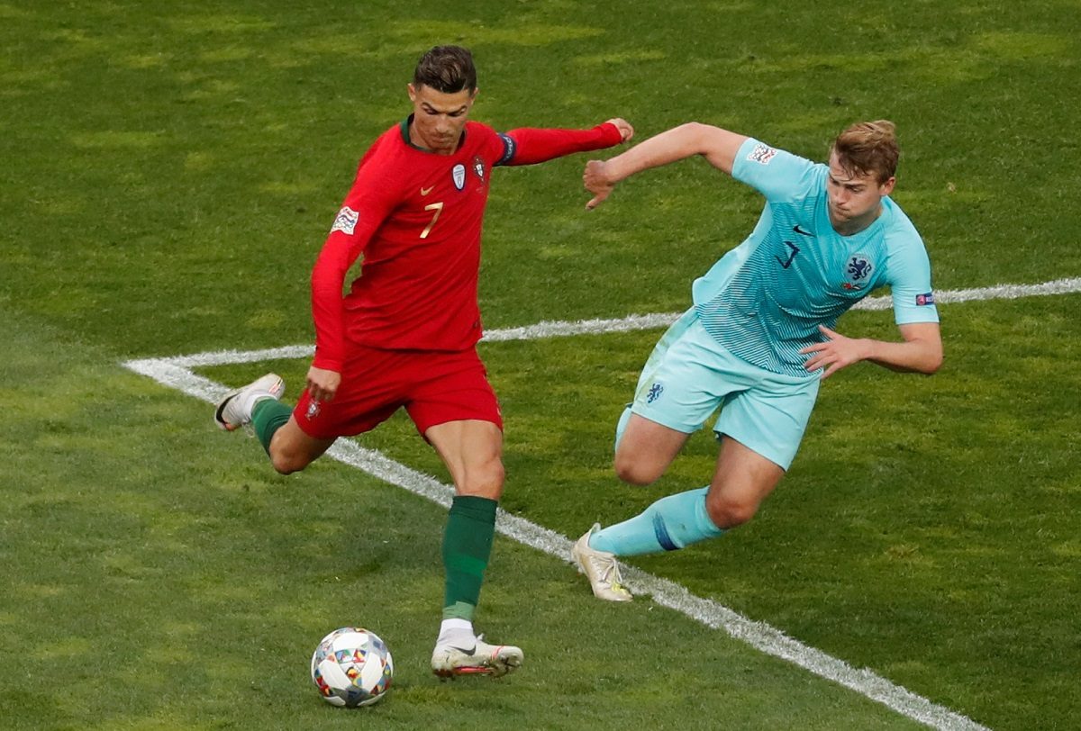 سر الحوار مع دي ليخت.. طلب غريب من رونالدو لمدافع منتخب هولندا يدفعه للضحك