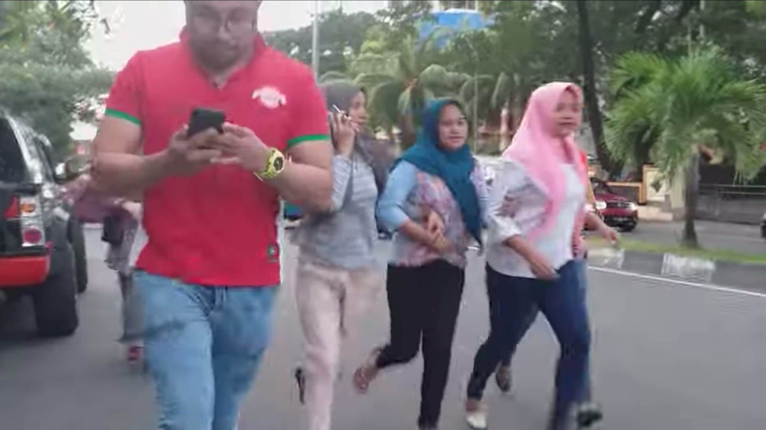 هروب المواطنين في شوارع إندونيسيا بسبب زلزال قوي/ رويترز