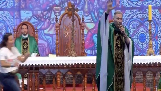 مقطع من هجوم الشابة على الراهب على المسرح