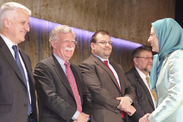 رجوي مع جون بلوتون مستشار الأمن القومي لدى الرئيس ترامب، أرشيفية/ رويترز