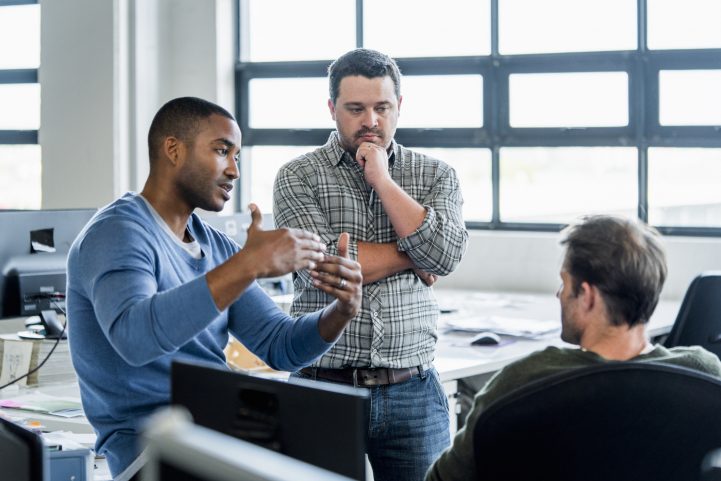 iStock \ الذراعان المعقودان غالباً ما يشيران إلى عدم الموافقة
