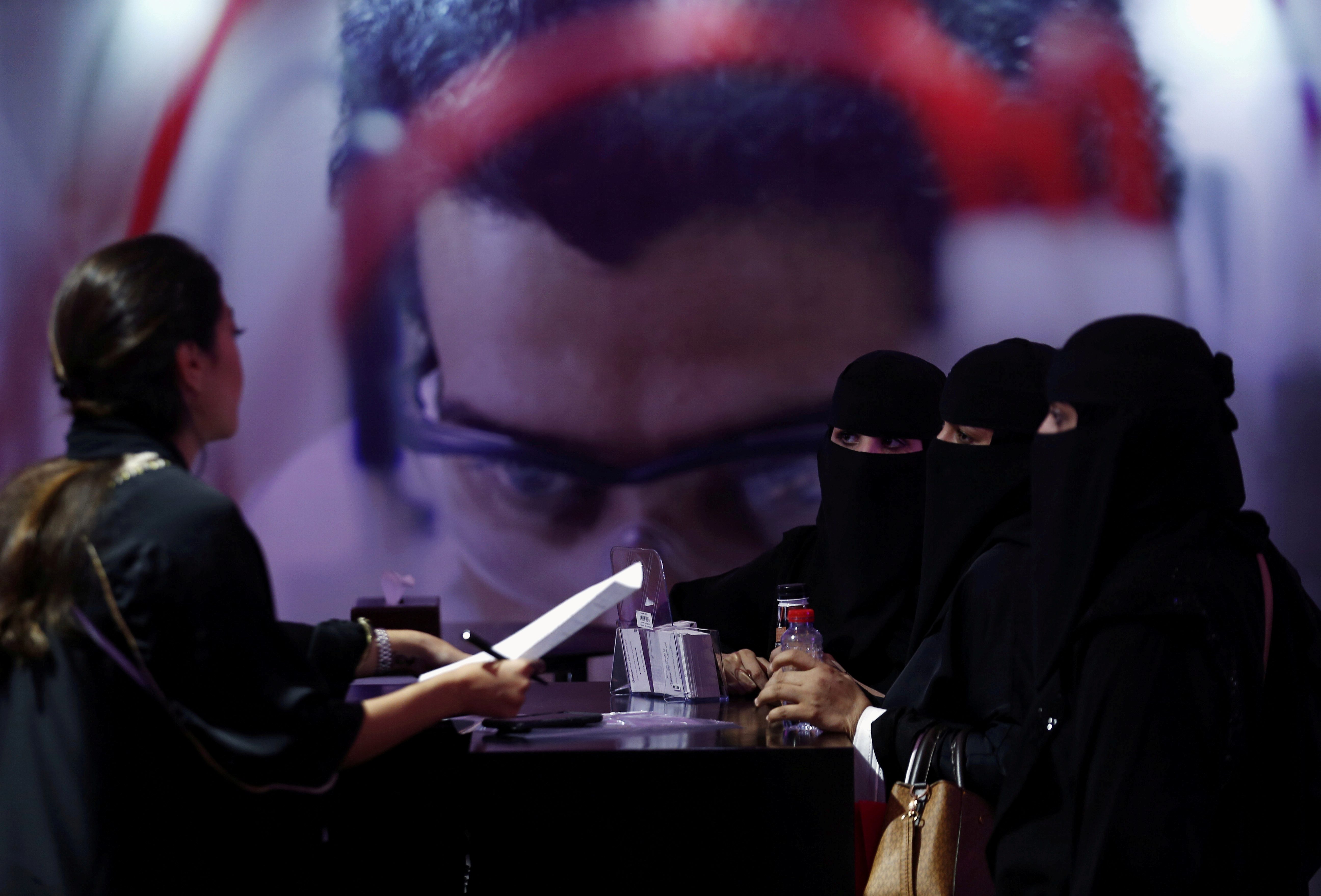العرف وقوانين أخرى لا تزال تحاصر المرأة السعودية رغم إسقاط الولاية