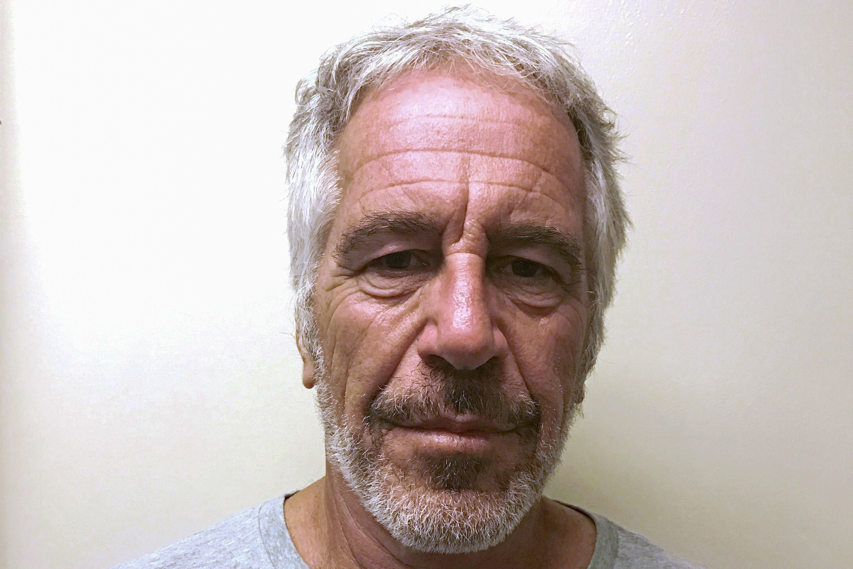 محامي يكشف تفاصيل مكالمة من سجن الملياردي الأمريكي تؤكد قتله وليس انتحاره