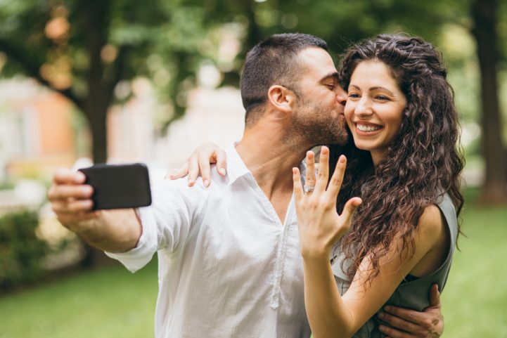 iStock\ ليس من الضروري التباهي بالخاتم أو فستان الزفاف غالي الثمن على مواقع التواصل