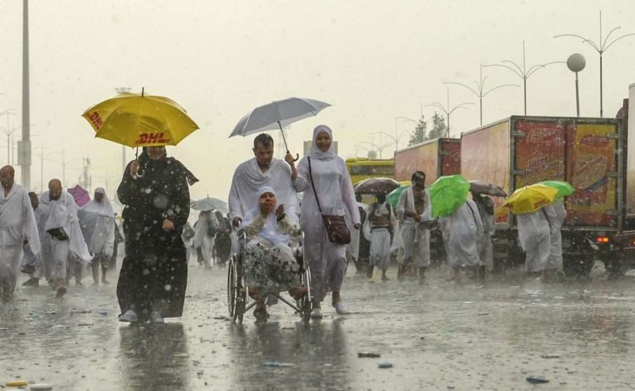 أمطار غزيرة تنهمر على الحجاج في منى وعرفات ومزدلفة.. ووزارة الدفاع المدني تدعو لأخذ الحيطة