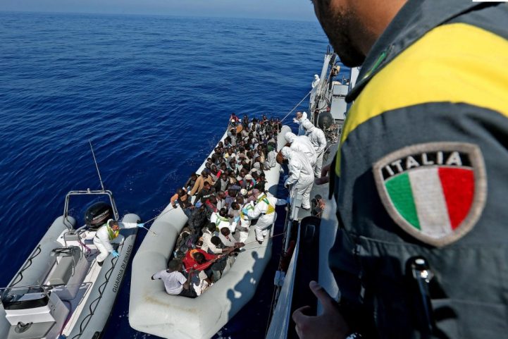 مهاجرون غير شرعيون على شواطئ إيطاليا/ EPA