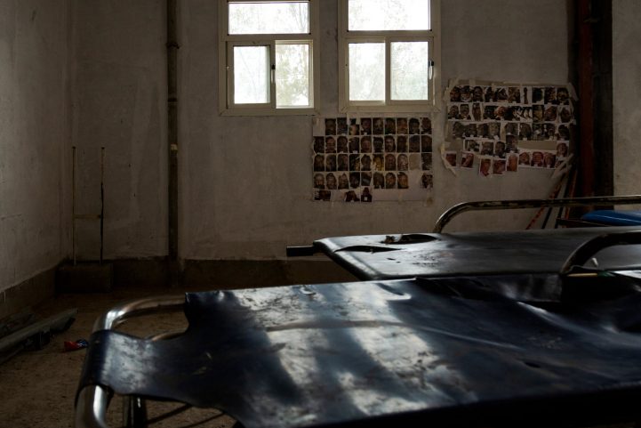 صور السجناء الذين لقوا حتفهم خلال غارة جوية شنتها قوات التحالف/ الغارديان