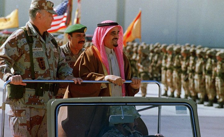 الجنرال الأمريكي شوارتسكوف (قائد قوات التحالف الدولي بحرب الخليج الثانية) يرافق العاهل السعودي الراحل الملك فهد أثناء استعراضه للقوات الأمريكية في قاعدة جوية شرق المملكة، يناير 1991. (AP)
