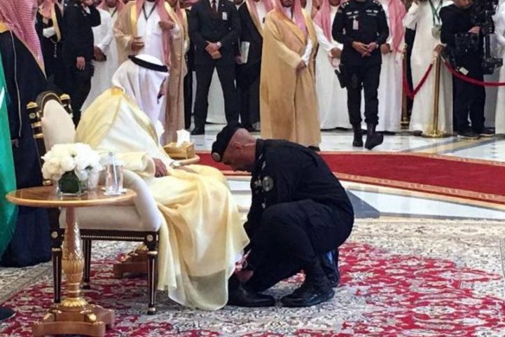 الفغم يربط الحذاء للملك سلمان/ مواقع التواصل