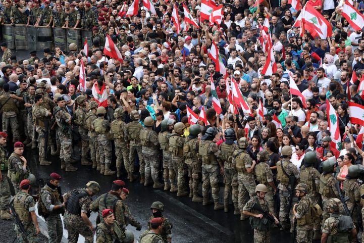 الجيش اللبناني يقف في طريق المحتجين الغاضبين وسط بيروت/ getty