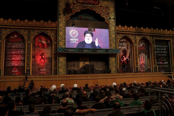 أنصار حزب الله يشاهدون خطاباً لحسن نصر الله في جنوب بيروت في أغسطس/ getty