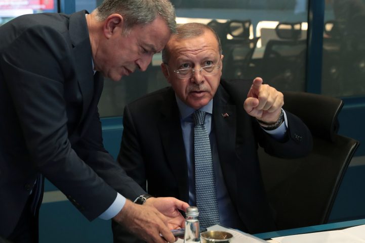 الرئيس التركي رجب طيب أردوغان ووزير دفاعه أكار/ رويترز