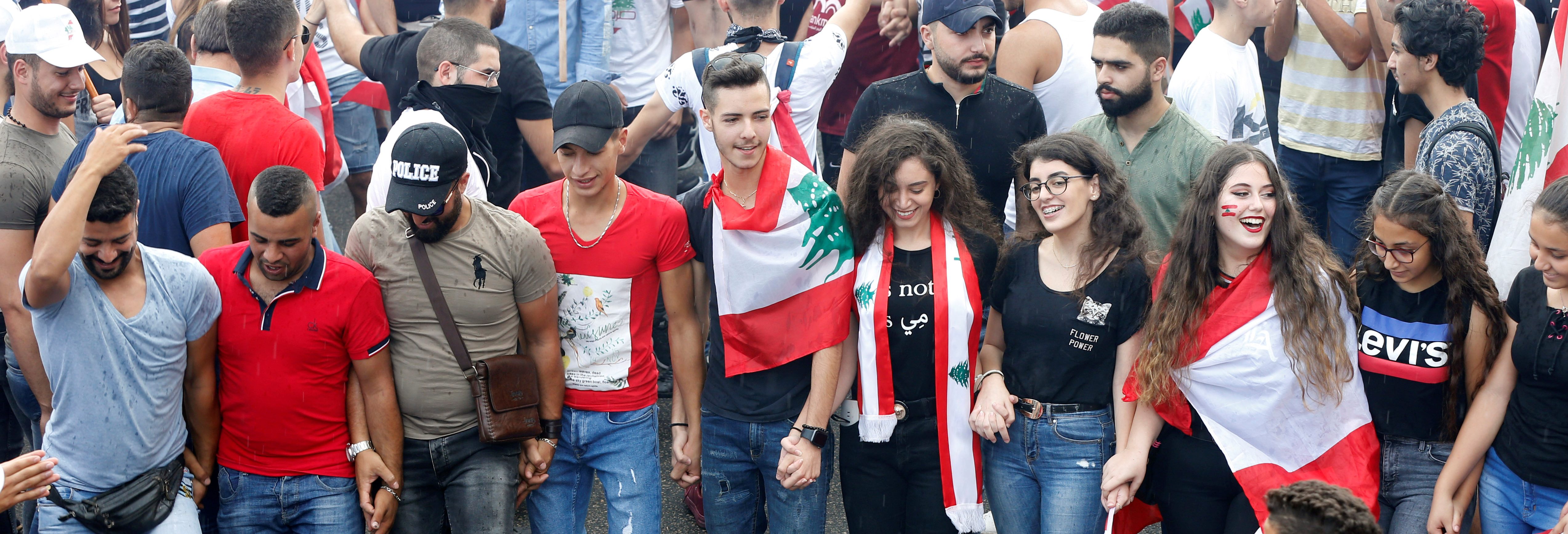 المتظاهرون يرقصون خلال مظاهرة مناهضة للحكومة في وسط بيروت ، لبنان ، 20 أكتوبر / تشرين الأول 2019. (رويترز)