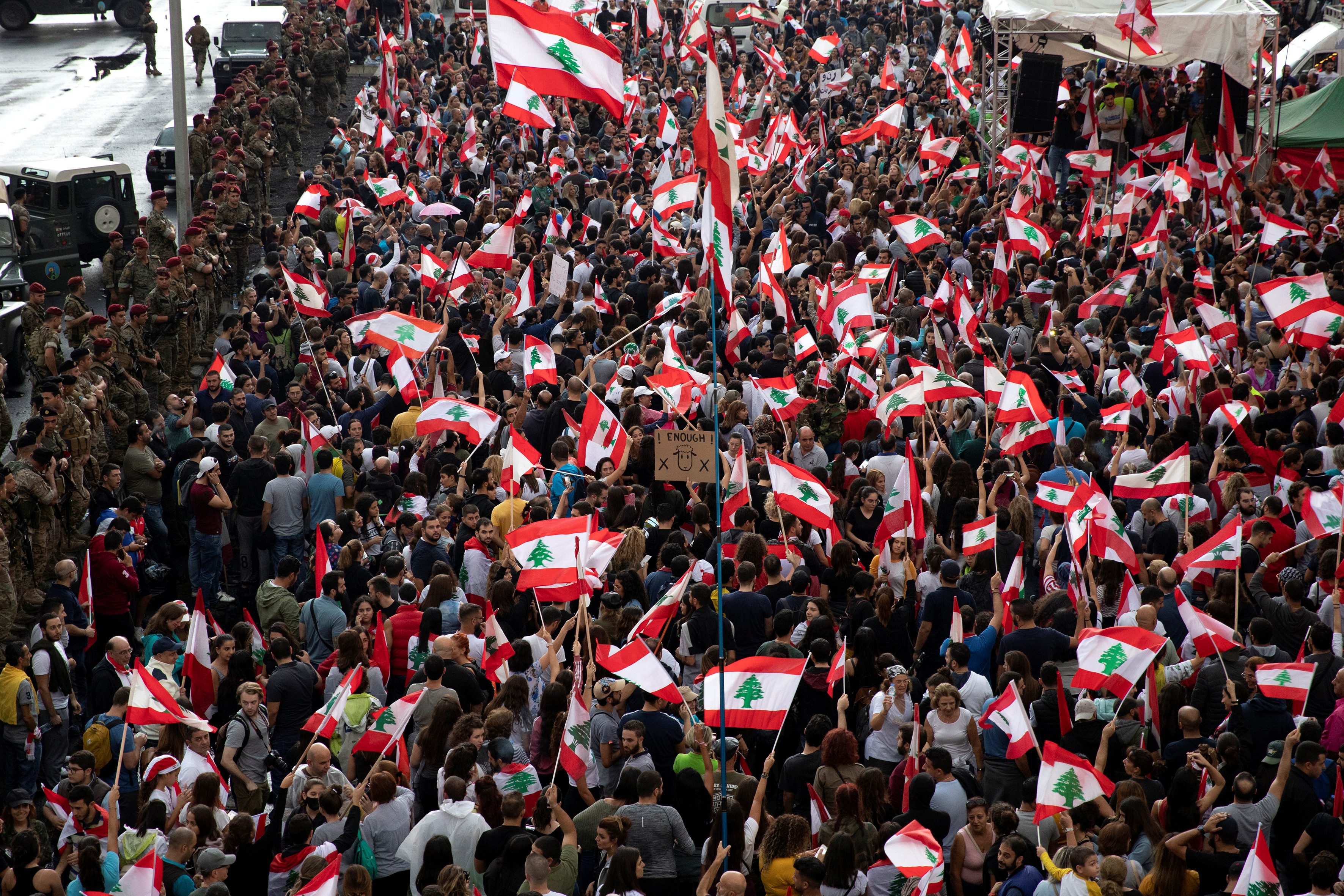 تكلفة احتجاجات لبنان تقارب مليار دولار وحالة شلل تواجهها الأسواق