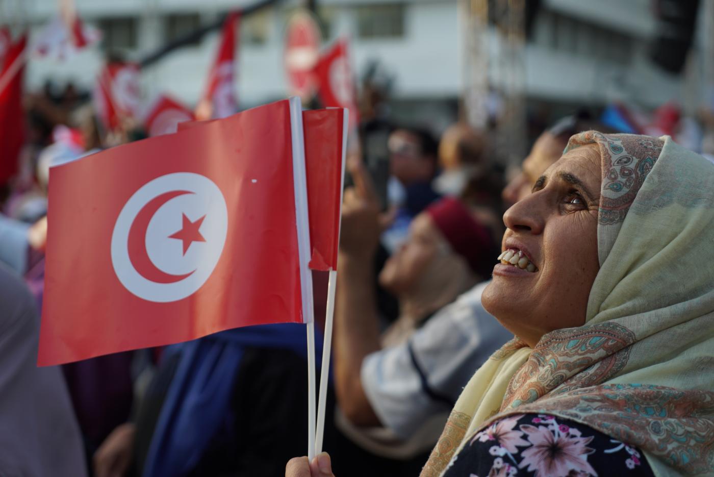 بعد 8 سنوات من الثورة.. التونسيّون نجحوا في التمازج مع الديمقراطية، وتجربتهم ملهمة للعالم العربي