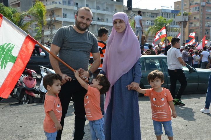 عائلة لبنانية تحضر مظاهرة في صور جنوب لبنان/ MEE