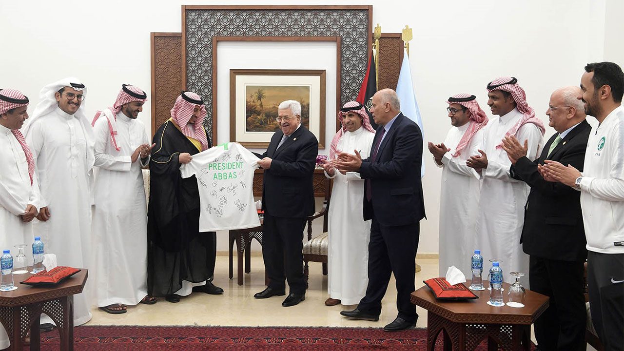 السعودية رفضت اللعب في الضفة ثم وافقت الآن .. «التطبيع» كلمة السر في الحالتين