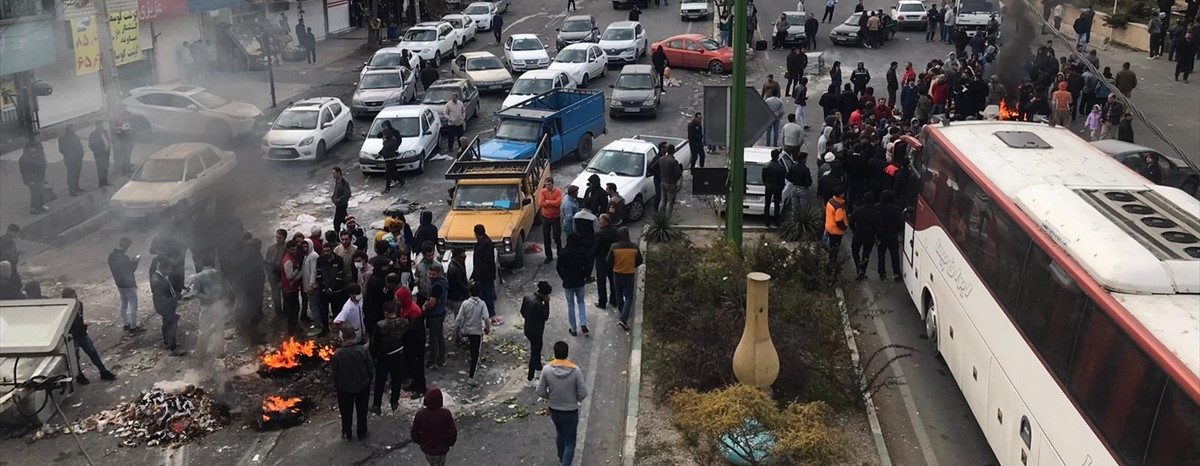 تصاعد احتجاجات الوقود في إيران.. المتظاهرون يحرقون صور خامنئي والشرطة ترد بقنابل الغاز