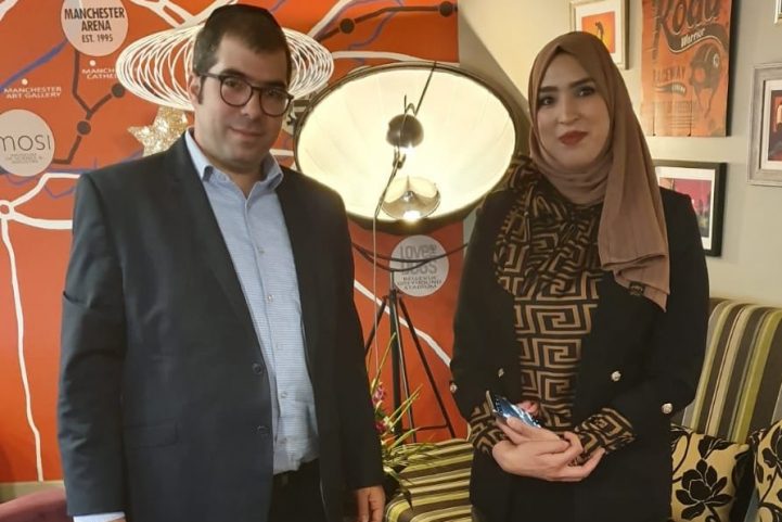 أسماء شويخ مع أب الأسرة اليهودية/ فيسبوك