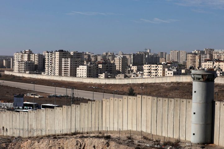 حي كفر عقاب جزء من القدس ، ولكن تم فصله عن المدينة بواسطة حاجز خرساني/ رويترز