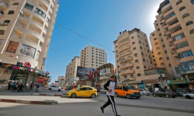 يدفع سكان كفر عقب الضرائب للحكومة الإسرائيلية ، في حين أن المرافق مثل الكهرباء والمياه تأتي من الشركات الفلسطينية/ أ ف ب