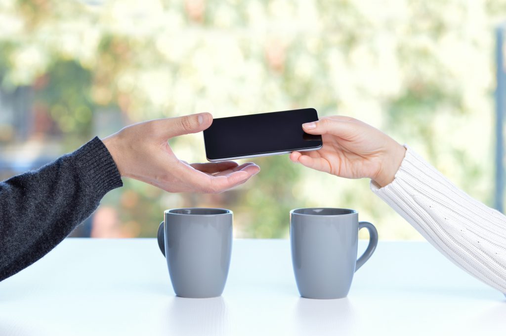  إضافة حساب مستخدم آخر لهاتف أندرويد