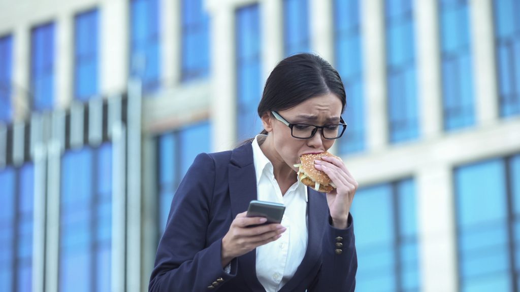  مخاطر تناول الطعام بسرعة