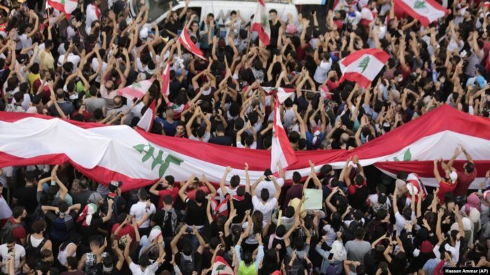 لبنان نحو المجهول.. السياسيون والنشطاء لا يعرفون طريقاً لإنهاء الأزمة، وهذه حقيقة احتمال نشوب حرب أهلية