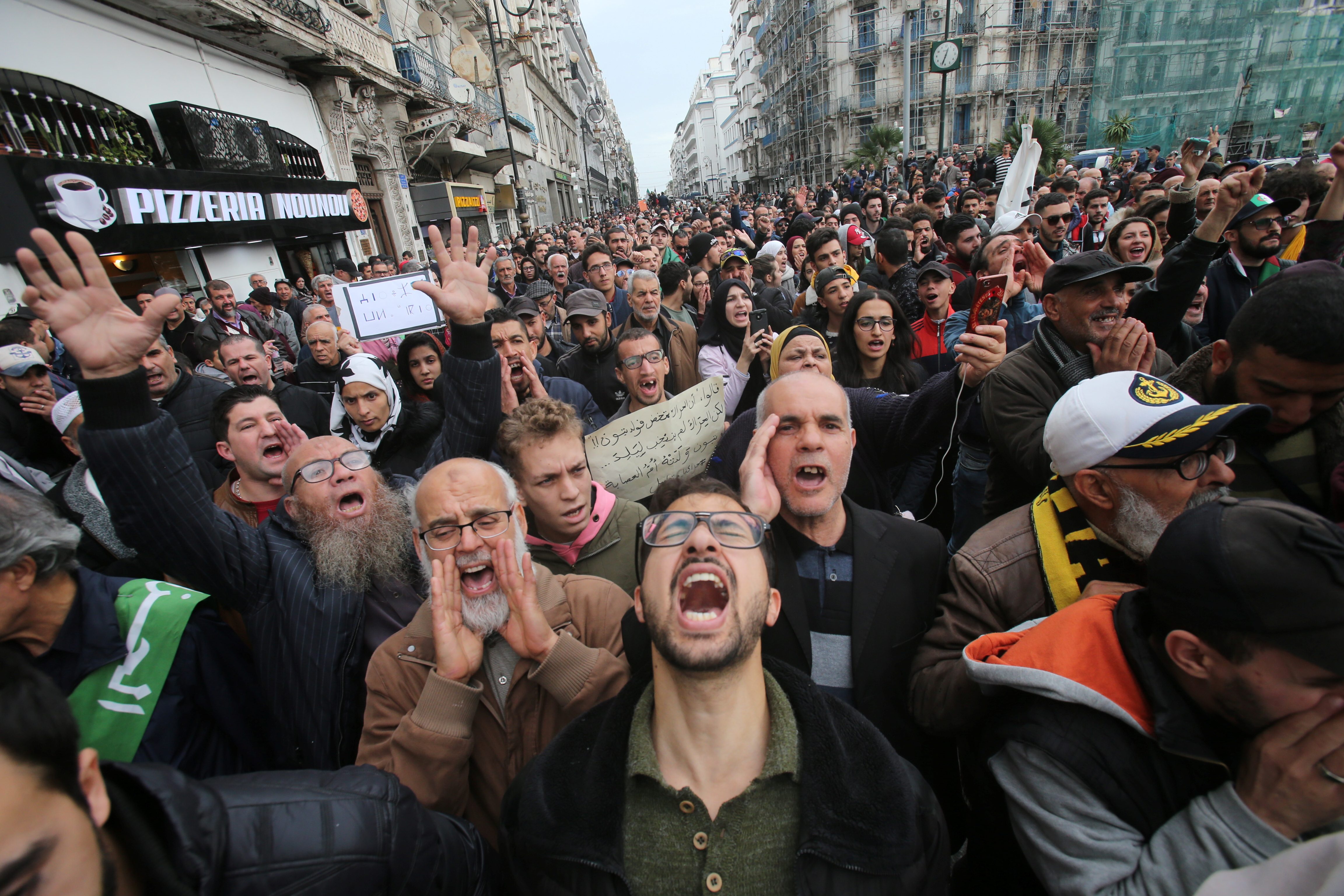 يدرك الواقفون وراء الحراك أن الانتخابات الرئاسية التي تمت الأسبوع الماضي هدفها الأساسي هو منح انزلاق البلاد إلى الفوضى لكن في نفس الوقت عدم تحقيق كل مطالب الحراك